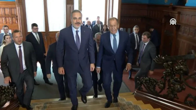 Moskova'da kritik temas! Sergey Lavrov ile Hakan Fidan görüşmesi kamerada!