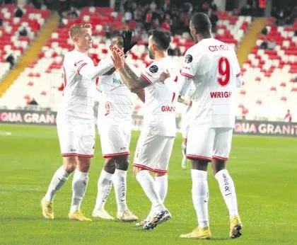 dokunuslara-basladi-senol-gunes-dunku-idmanda-berkay-ve-muleka-ile-bire-bir-gorusme-yapti-1667263536907.jpeg Dokunuşlara başladı! Şenol Güneş dünkü idmanda Berkay ve Muleka ile bire bir görüşme yaptı-3