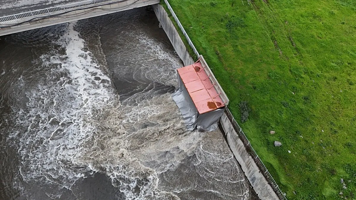 İSKİ, Marmara'yı kirletmeye devam ediyor: Suyun rengi siyaha döndü
