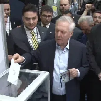 Fenerbahçe eski Başkanı Aziz Yıldırım Yüksek Divan Kurulu seçiminde oyunu kullandı!