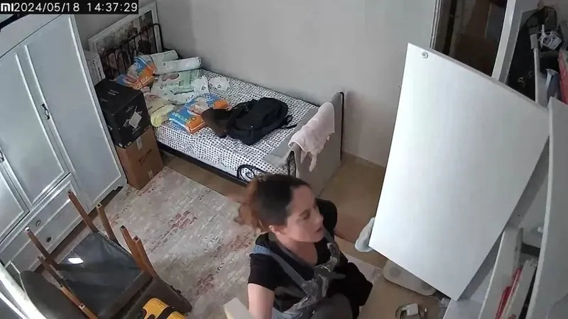 Bebek kamerası ortaya çıkardı! Kapı kapı gezip aradılar! 4 kadın böyle yakalandı: Evde yaptıkları görenleri hayrete düşürdü-4
