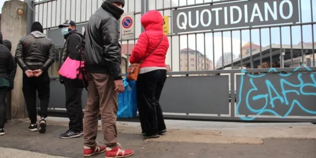 Avrupa'da açlık ve gıda krizi derinleşiyor! İtalya'nın finans başkenti Milano'da yardım kuyrukları sosyal medyaya yansıdı-12