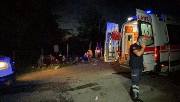 sakaryada-findik-iscilerini-tasiyan-traktor-devrildi-cok-sayida-yarali-var-1599589167110.jpeg Sakarya'da fındık işçilerini taşıyan traktör devrildi! Çok sayıda yaralı var...-3
