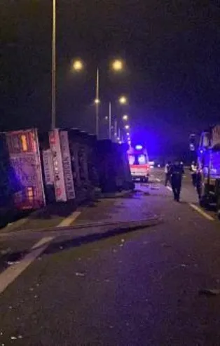 Kuzey Marmara Otoyolu'nda feci trafik kazası: Tır devrildi şoför hayatını kaybetti yedek şoför yaralı...
