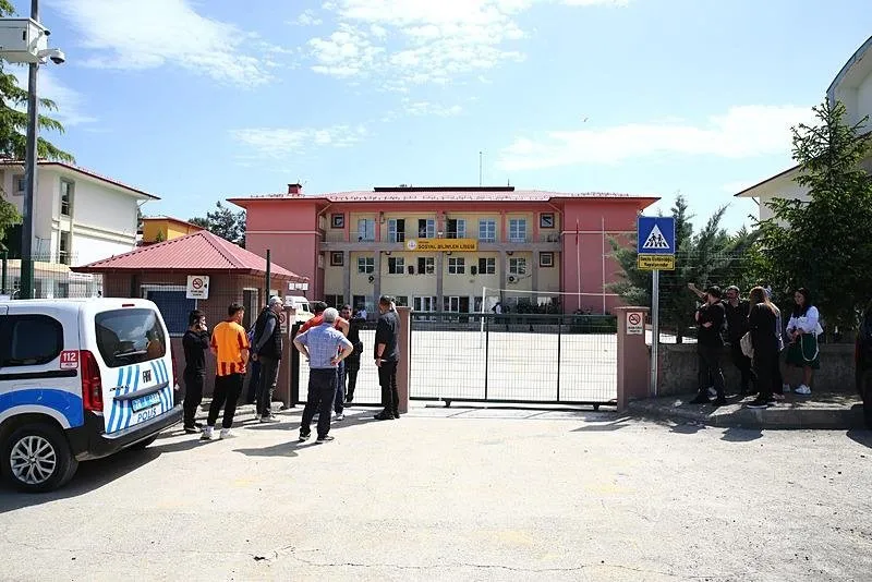 Giresun'da lisede silahlı saldırıya uğrayan geçici işçi statüsündeki 2 kız kardeşten biri öldü. (AA)