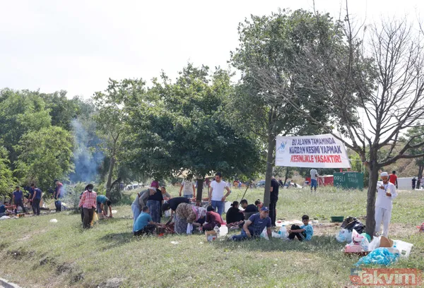 "Bu alanda kesim yasak" afişinin altında kaçak olarak kurban kesimi yaptılar - 22