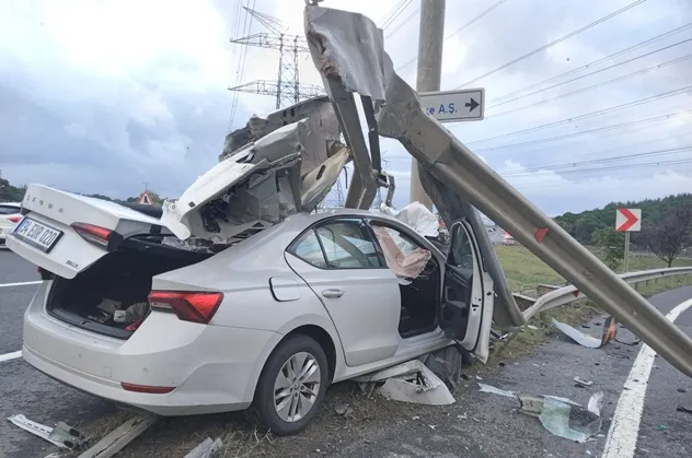 Kontrolden çıktı bariyerlere ok gibi saplandı! İstanbul Havalimanı yolunda korkunç kaza