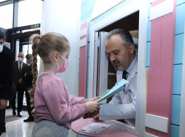 Doktorlar muayene ettikleri çocuklara reçeteyle kitap yazıyor-6