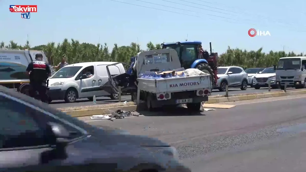 Ayvalık’ta TIR kamyonete çarptı: 1 ağır yaralı