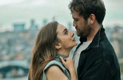 Çukur bitti kıyafetler gitti Efsun kendinden geçti! Damla Sönmez ne var ne yok çıkardı bikinisiyle düşman çatlattı-2