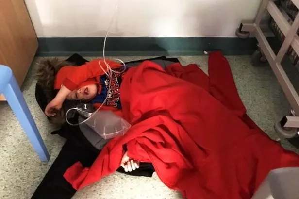 İngiltere'de hasta çocuğun 4 saat hastanede yerde yatması Başbakan'a özür diletti-1