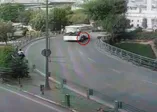 Motosiklet sürücüsü otobüsün altında kalmaktan kıl payı kurtuldu