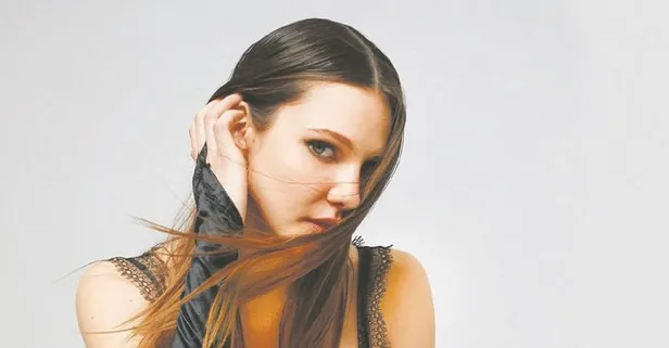 Umut Evirgen ile yeni bir aşka yelken açan Alina Boz sevgilisi için iş tekliflerini bir bir reddetti!