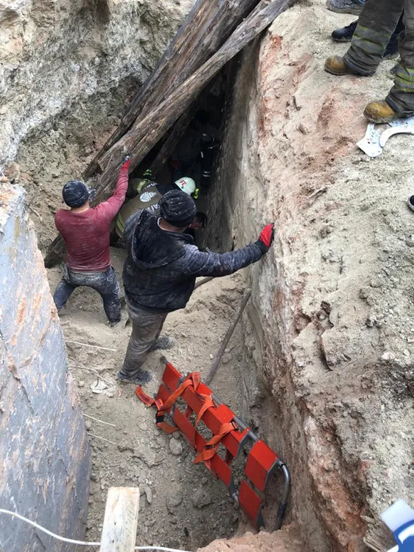 son-dakika-istanbul-avcilarda-insaatta-gocuk-enkaz-altinda-kalanlar-var-1641814657378.jpg SON DAKİKA: İstanbul Avcılar'da inşaatta göçük! Enkaz altında kalanlar var-4