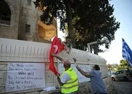 Alçak provokasyon! İsrail ordusundan silahlı bir kişinin de aralarında bulunduğu grup Kudüs’te Türk bayrağı yaktı!