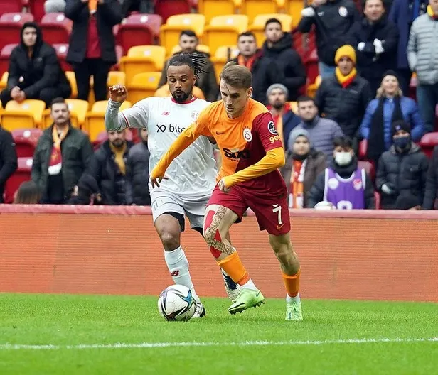 galatasaray-taraftarla-baristi-feghouli-ve-keremin-golleriyle-3-puani-hanesine-yazdirdi-1640467911349.jpeg Galatasaray taraftarla barıştı! Feghouli ve Kerem'in golleriyle 3 puanı hanesine yazdırdı-6