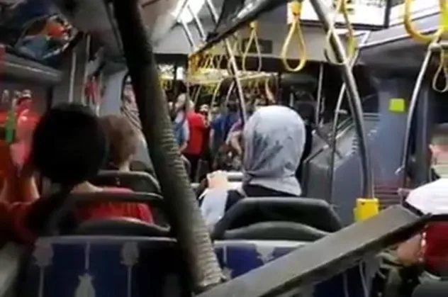Skandalların ardı arkası kesilmiyor: İETT otobüsünün reklam panosu otobüste bulunan yolcuların üzerine düştü