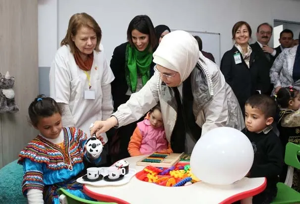 Emine Erdoğan, ismini taşıyan anaokulu ve çocuk parkının açılışına katıldı-9