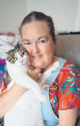 Kahraman kedi Billy uykuda fenalaşan sahibini kurtardı