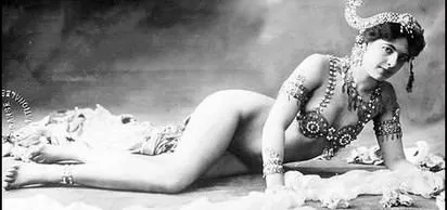 ALMAN GİZLİ SERVİSİNE BAZI BİLGİLER VERDİĞİNİ KABUL EDEN HOLLANDALI DANSÇI MATA HARİ KURŞUNA DİZİLDİ