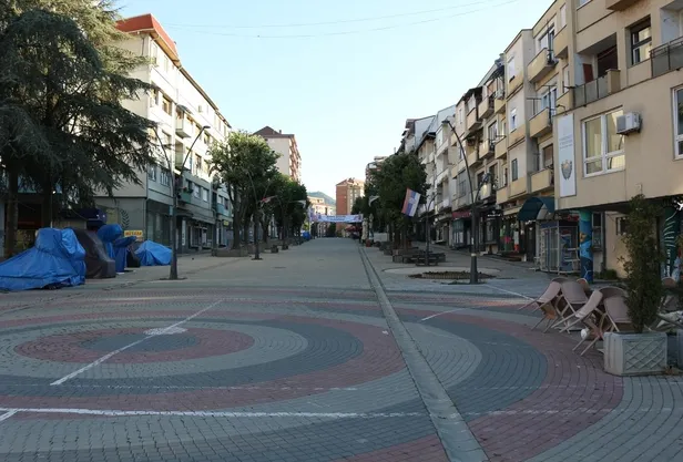 Kosova-Sırbistan gerginliği sonrası Mitrovica'da sessizlik hakim! Karar 1 ay ertelendi-5