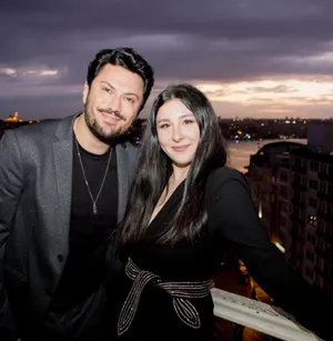 Yasemin Sakallıoğlu'nun eşi çıka çıka bakın kim çıktı o da ünlü! O Ses Türkiye Yılbaşı programını sallayan Yasemin...