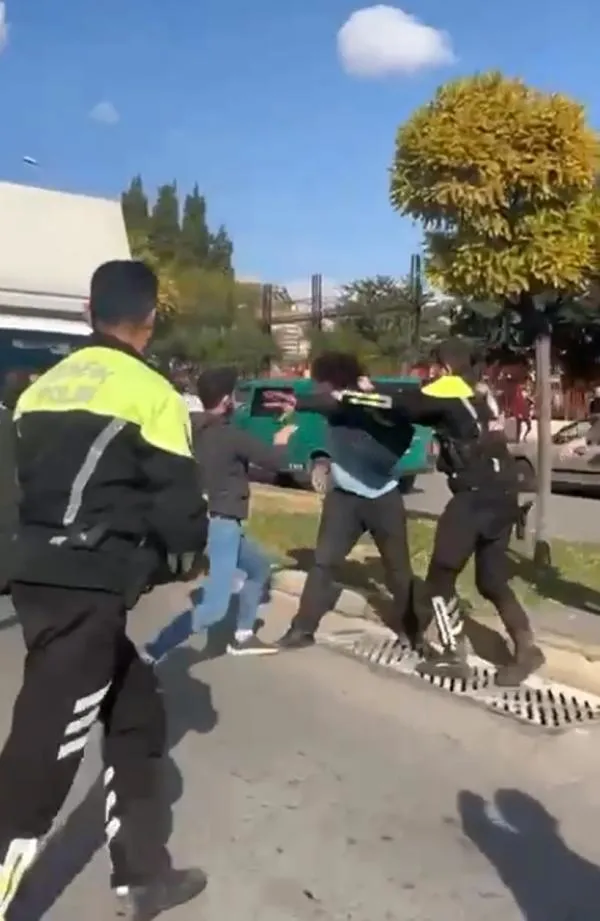 Antalya'da motokurye dehşeti! Belge isteyen 3 polise saldırdı 1 kişiyi darbetti-3