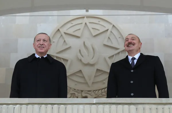 son-dakika-baskan-recep-tayyip-erdogan-azerbaycan-cumhurbaskani-ilham-aliyev-ile-gorustu-daveti-kabul-etti-1651498407571.jpg