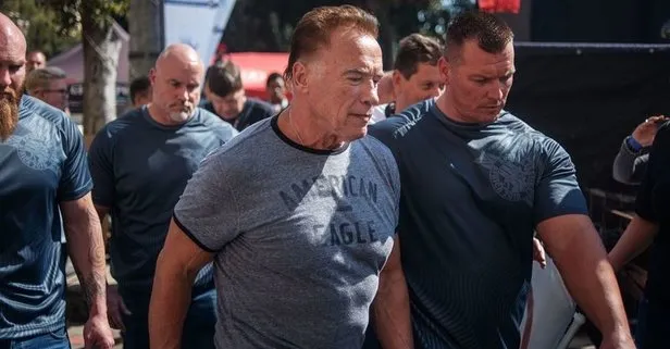 Arnold Schwarzenegger’e tekmeli saldırı! ’Terminatör’e atılan uçan tekme anları kameralara böyle yansıdı