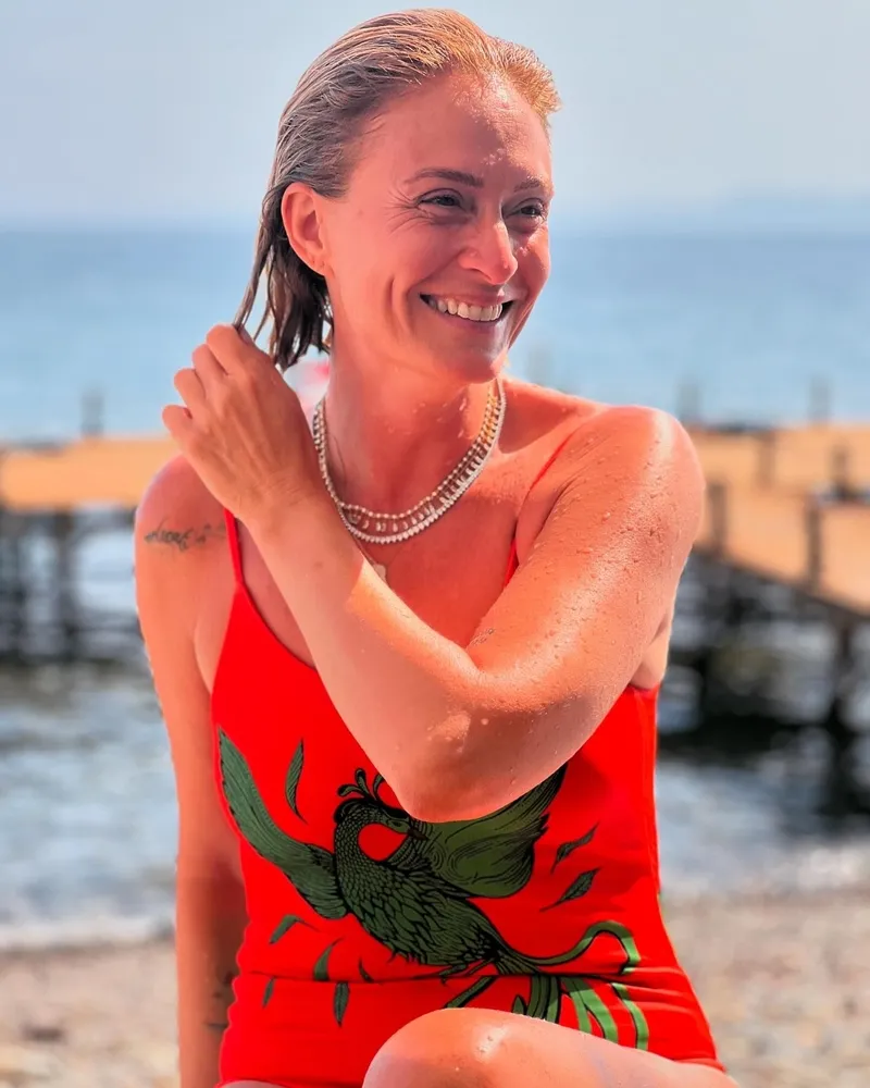 2-cocuk-annesi-ceyda-duvenciden-yaz-pozlari-turuncu-mayosuyla-pes-pese-en-dogal-halini-paylasti-1722001610091.jpg 2 çocuk annesi Ceyda Düvenci’den yaz pozları! Turuncu mayosuyla peş peşe en doğal halini paylaştı!-6