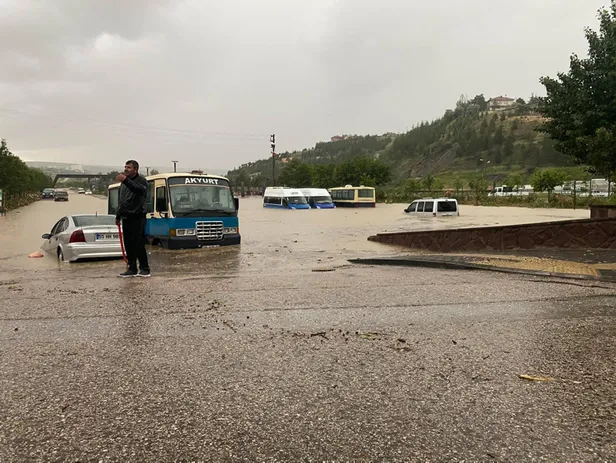 Ankara'yı sel alırken Mansur Yavaş, şehir şehir cirit attı! Vatandaşlar CHP'li belediye başkanını topa tuttu-5