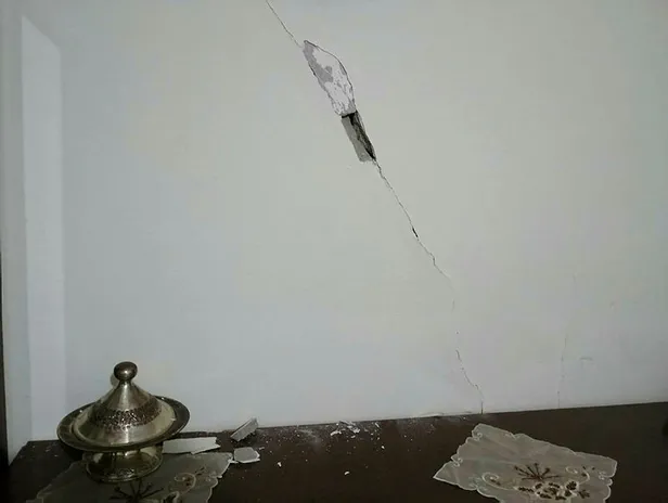 Bağcılar'da bir binada çatlaklar tespit edildi! Bina sakinleri endişeli-4