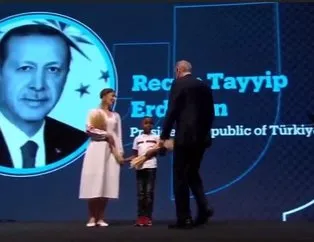Tahıl krizi çözümünün mimarı Erdoğan’a anlamlı hediye