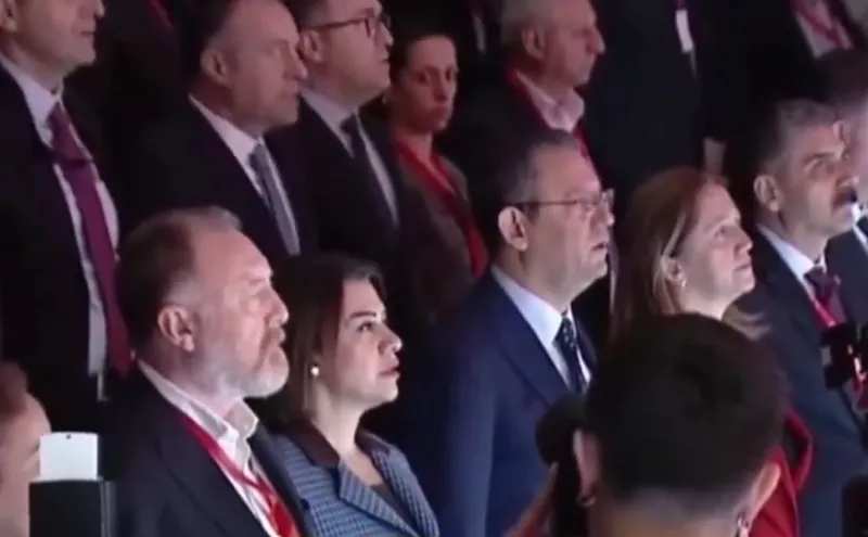 ozgur-ozel-ile-yan-yana-duran-demli-sezai-temelli-istiklal-marsina-eslik-etmedi-1707469162017.jpg Temelli İstiklal Marşı okunurken eşlik etmedi