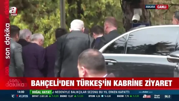 MHP lideri Devlet Bahçeli, Alparslan Türkeş'in kabrini ziyaret etti