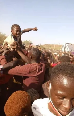 Fransız İHA’sını sapanla vurarak etkisiz hale getiren Afrikalı çocuk ulusal kahraman ilan edildi