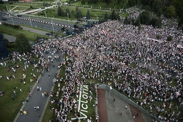 belarusta-protestocular-cumhurbaskanligi-sarayina-yurumek-istedi-1598810724130.jpeg