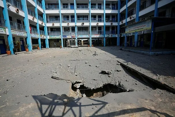 israil-sivil-yerlesim-yerlerini-vuruyor-gazze-seridine-kanli-saldiri-3-ev-2-cami-ve-bir-radyo-merkezini-hedef-1696766581716.jpeg İsrail sivil yerleşim yerlerini vuruyor! Gazze Şeridi'ne kanlı saldırı: 3 ev, 2 cami ve bir radyo merkezi hedef alındı-6