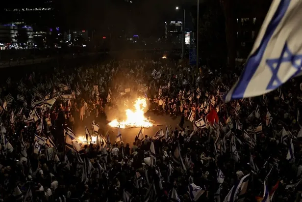 israilde-yuzbinlerce-kisi-sokaklara-dokuldu-ic-savas-uyarisi-verildi-netanyahunun-evinin-onundeki-barikat-yiki-1679871270102.jpeg 6'lı koalisyon İsrail'i iç savaşa sürüklüyor! Netahyahu'dan geri adım: Tartışmalı yargı reformunu erteledi! Göstericiler vazgeçmiyor-41