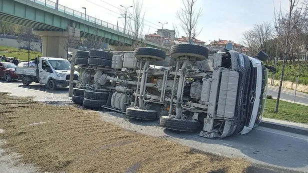 Son dakika: İstanbul'da facianın eşiğinden dönüldü! Beton mikseri yan yattı-2