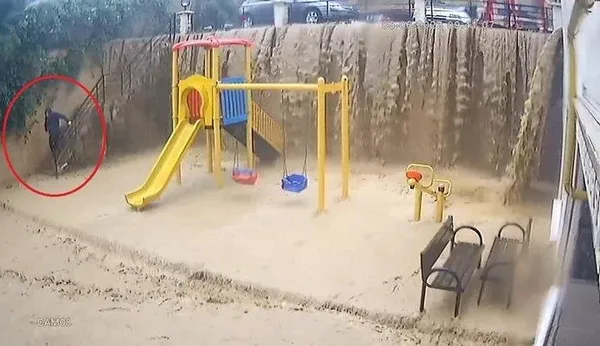 samsunda-sel-felaketinde-canini-zor-kurtardi-dehset-dolu-o-anlar-kamerada-1686065336564.jpeg Samsun'da sel felaketinde canını zor kurtardı! Dehşet dolu anlar kamerada!-2