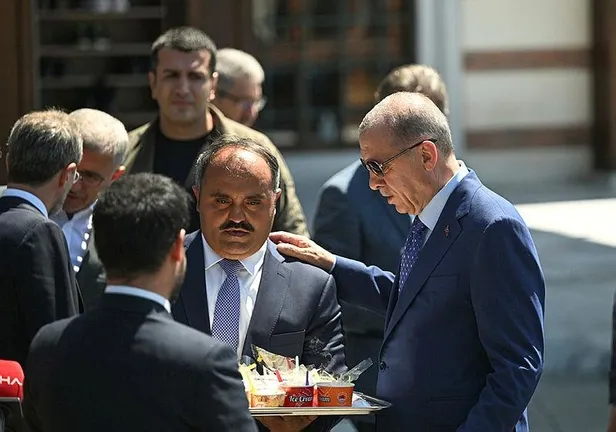 Başkan Erdoğan Eyyam-ı Bahur sıcaklarında kendisini takip eden basın mensuplarına dondurma ikram etti-5