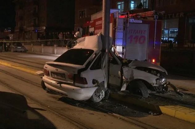 Son dakika: Eskişehir'de trafik kazası: Otomobil ikiye bölündü