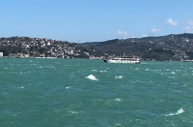 Son dakika: İstanbul Boğazı'nda endişe yaratan görüntü! Prof. Dr. Hüseyin Toros'tan açıklama geldi