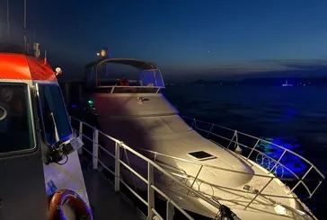 Çanakkale Boğazı’nda sürüklenen 12 metrelik tekneye müdahale: 2 kişi kurtarıldı