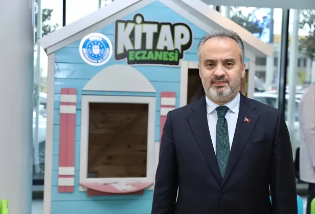 Doktorlar muayene ettikleri çocuklara reçeteyle kitap yazıyor-1