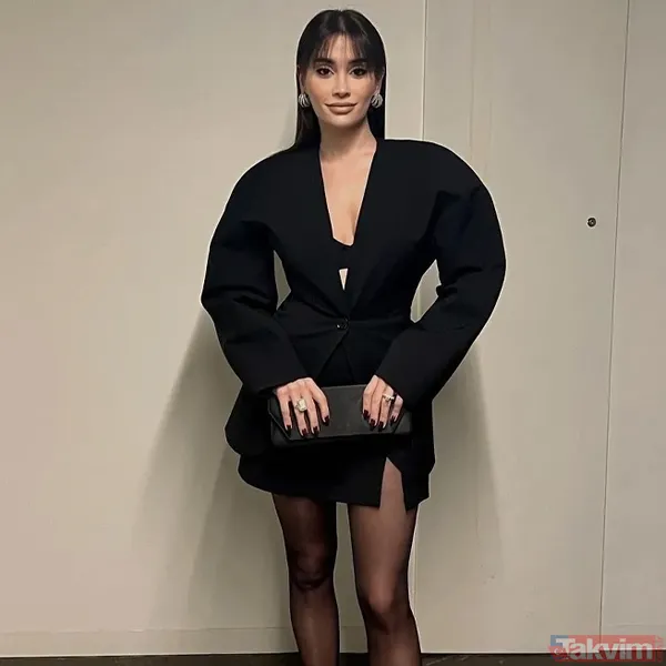 "Tasarımcıyım, Aynı Zamanda Stil Danışmanlığı Yapıyorum" Diyen Seda Han, Sözlerine Şöyle Devam Etti: "Eğitimlerimi London College Of Fashion Ve London College...