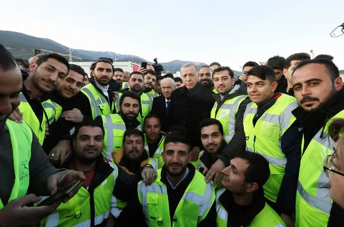 deprem-bolgesine-ozel-onem-baskan-recep-tayyip-erdogan-2023-yilinda-76-yurt-ici-ziyareti-gerceklestirdi-1703954920515.jpeg Deprem bölgesine özel önem | Başkan Recep Tayyip Erdoğan 2023 yılında 76 yurt içi ziyareti gerçekleştirdi-7