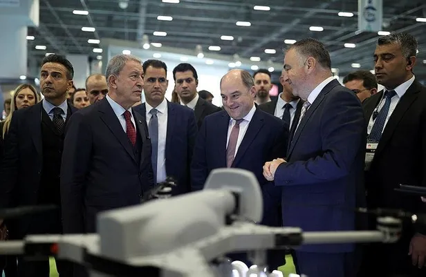 ingiltere-savunma-bakani-wallacetan-turk-ihalarina-ovgu-modern-savasi-onemli-olcude-degistirdiler-ingiltere-ih-1666793967065.jpeg İngiltere Savunma Bakanı Wallace'tan Türk İHA'larına övgü: Modern savaşı önemli ölçüde değiştirdiler... İngiltere İHA alacak mı?-4