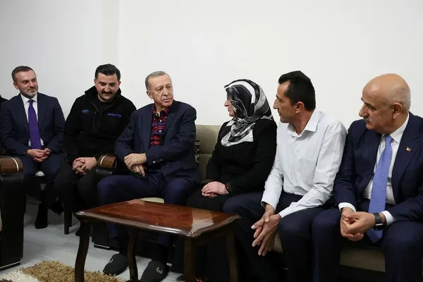 1669130782954.jpeg Yeni eve ilk misafir Başkan Erdoğan oldu! 'Çayınız var mı?' dedi Yusufeli'nde o eve geçti-2